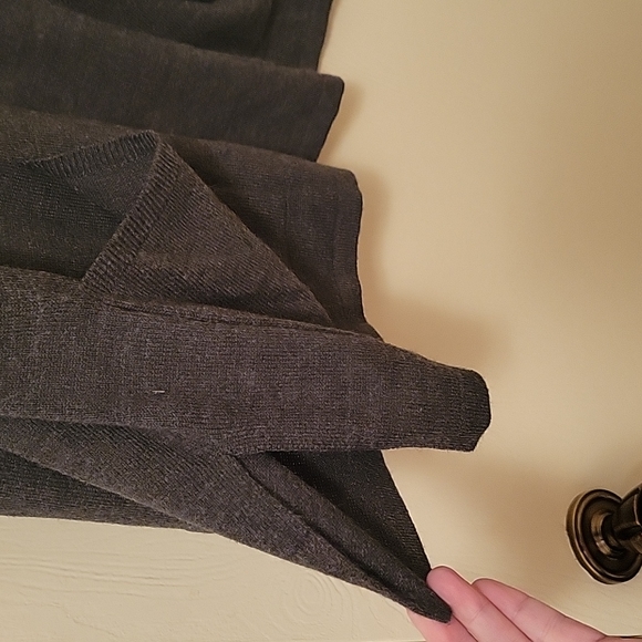 Grey sweater size Large - Picture 5 of 6